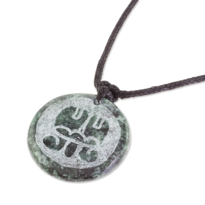 Halskette mit Jade-Anhänger - Jade-Halskette der Maya-Figur Aq'ab'al aus Guatemala
