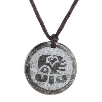 Halskette mit Jade-Anhänger - Jade-Anhänger-Halskette der Maya-Figur Kej aus Guatemala