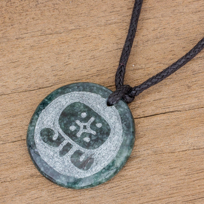 Jade-Anhänger-Halskette, 'Q'anil-Medaillon'. - Jade-Anhänger-Halskette der Maya-Figur Q'anil aus Guatemala