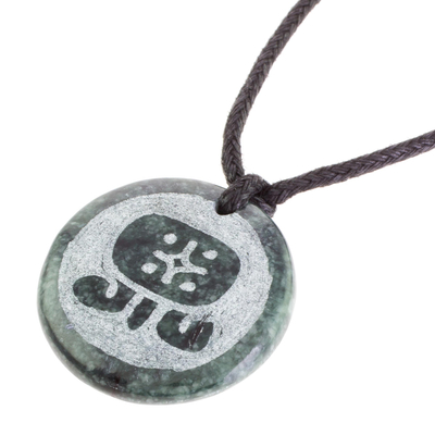 Collar colgante de jade, 'Medallón Q'anil' - Collar colgante de jade de figura maya Q'anil de Guatemala