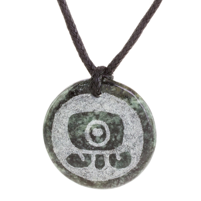 Halskette mit Jade-Anhänger - Jade-Anhänger-Halskette der Maya-Figur Toj aus Guatemala