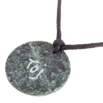 collar con colgante de jade - Collar con colgante de Jade de Figura Maya Toj de Guatemala