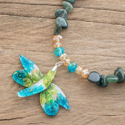 Collar colgante con cuentas de ágata y vidrio reciclado, 'Eco-Friendly Dragonfly' - Collar de ágata y libélula de vidrio reciclado de Costa Rica