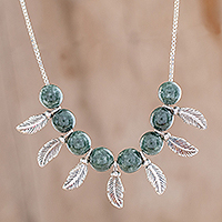 Jade-Perlen-Anhänger-Halskette, „Nature in the Air“ – Jade-Perlen-Anhänger-Halskette aus Guatemala