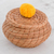 Kiefernnadelkorb - Handgefertigter Korb aus Kiefernnadeln mit einem Safran-Baumwollbommel