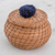 Kiefernnadelkorb - Handgefertigter Korb aus Kiefernnadeln mit einem marineblauen Baumwollbommel