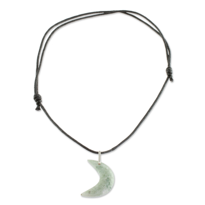 Halskette mit Jade-Anhänger - Jade-Mond-Anhänger-Halskette in Apfelgrün aus Guatemala