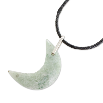 collar con colgante de jade - Collar con colgante de luna de jade en verde manzana de Guatemala