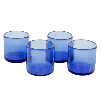 Vasos de jugo de vidrio reciclado, (juego de 4) - Vasos de jugo de vidrio reciclado en azul (juego de 4)