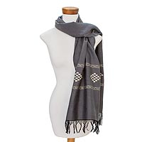 Schal aus Baumwollmischung, „Diamond Diva in Grey“ – Schal aus grauer Baumwollmischung mit warmweißem Rautenmotiv