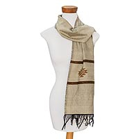 Schal aus Baumwollmischung, „Fret Chic in Antique White“ – Schal aus Baumwollmischung mit abgestuftem Bund und Rautenmotiv in Off-White