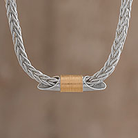 Collar colgante de plata de ley con detalles en oro, 'Forma elegante' - Collar colgante de plata de ley con acento de oro de 22 k