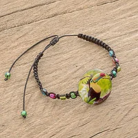 Pulsera colgante de macramé con cuentas de vidrio, 'Rainbow-Billed Toucan'