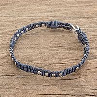 Feines Perlenarmband aus Silber und Leder, „Brilliant Orbs“ – Armband aus Silber und Lederperlen in Blau