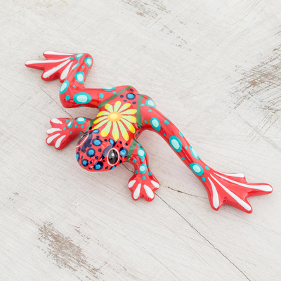 Figura de cerámica, 'Fiery Pond Frog' - Figura de rana de estanque de cerámica floral en rojo de Costa Rica