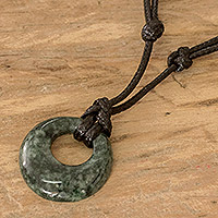 Collar con colgante de jade, 'Verdant Circle' - Collar con colgante ajustable de jade circular de Guatemala