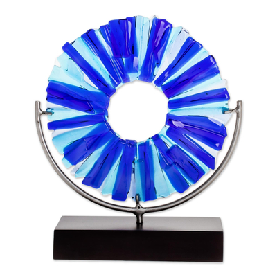 Glaskunst-Skulptur, „Kühle Inspiration“. - Zirkuläre Kunst Glasskulptur in Blau aus El Salvador