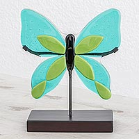 Kunstglasskulptur „Flug der Farben in Grün“ – Kunstglas-Schmetterlingsskulptur in Grün aus El Salvador