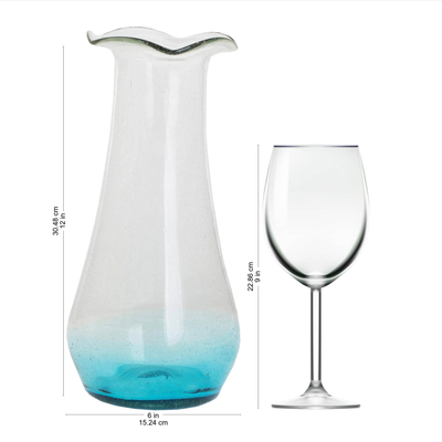 Vase aus mundgeblasenem Recyclingglas, 'Glitzerndes Meer'. - Mundgeblasene Vase aus Recyclingglas mit blauem Akzent
