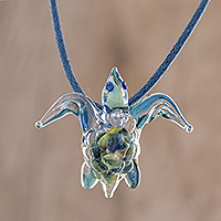 Collar colgante de vidrio de arte, 'In the Lake' - Collar colgante de tortuga de vidrio de arte soplado a mano de Costa Rica