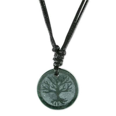 Jade-Anhänger-Halskette, 'Baumzweige'. - Baummotiv Dunkelgrüne Jade-Anhänger-Halskette aus Guatemala