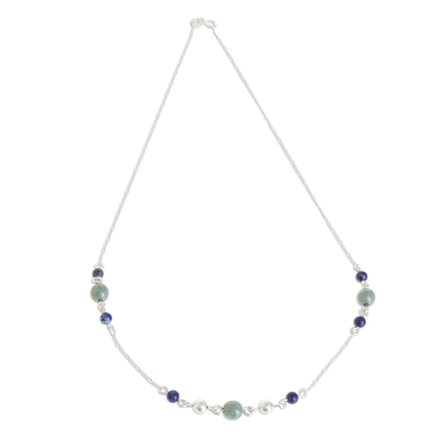 Collar colgante de jade y lapislázuli, 'Combinación sutil' - Collar colgante redondo de jade y lapislázuli de Guatemala