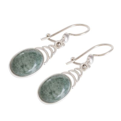 Jade-Ohrringe - Ohrhänger aus apfelgrüner Jade mit Bogenmotiv aus Guatemala