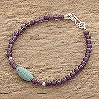 Jade- und Amethyst-Perlenarmband mit Anhänger, „Garden of Delight“ – Jade- und Amethyst-Perlenarmband mit Anhänger aus Guatemala