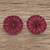 Knopfohrringe aus Naturfaser - Fuchsia handgewebte runde Knopfohrringe aus Junco-Schilf