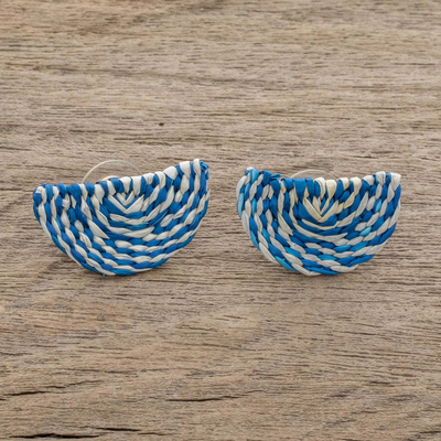 Pendientes botón fibras naturales - Aretes de botón de medio círculo de junco tejido azul y marfil