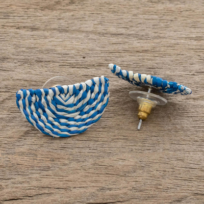 Knopfohrringe aus Naturfaser - Blaue und elfenbeinfarbene, gewebte Halbkreis-Knopfohrringe aus Junco-Schilfrohr