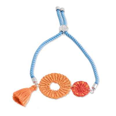 Armband mit Anhänger aus Naturfaser - Orangefarbenes und blaues Naturfaser-Anhängerarmband aus Honduras