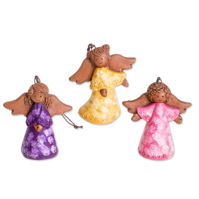 Keramische Ornamente, 'Drei farbige Engel' (3er-Satz) - Bunte keramische Engel-Ornamente aus El Salvador (Paar)