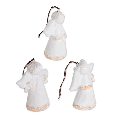 Keramische Ornamente, 'Drei weiße Engel' (3er-Satz) - Weiße keramische Winkelornamente aus El Salvador (Paar)
