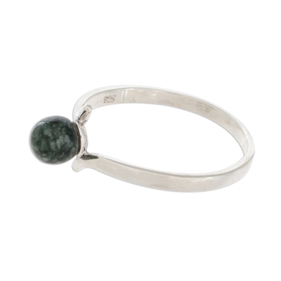 anillo de jade con una sola piedra - Anillo redondo de jade de una sola piedra en verde oscuro de Guatemala