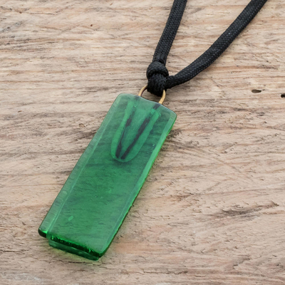 Collar colgante de vidrio reciclado - Collar con colgante de vidrio reciclado verde de Costa Rica