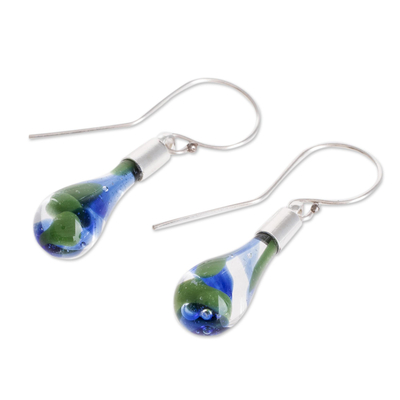 Kunstglas-Baumelohrringe, 'Ocean Reflection - Blaue und grüne Kunstglas-Winkelohrringe aus Costa Rica