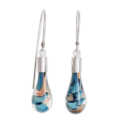 Kunstglas-Baumohrringe, 'Regen der Farbe'. - Kunstglas-Winkelohrringe in Blau und Rosa aus Costa Rica
