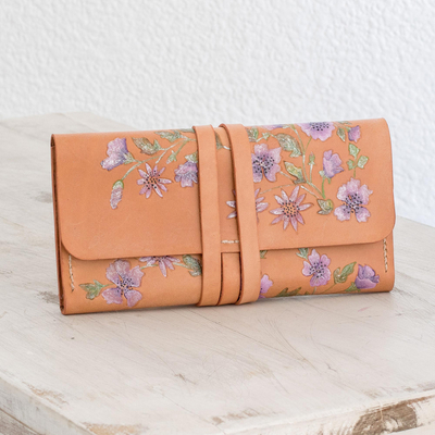 Brieftasche aus Leder, 'Blumen des Landes'. - Handgemalte Brieftasche aus violettem Blumenleder aus Costa Rica