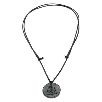 Jade-Anhänger-Halskette, 'Kame - Handgeschnitzte Jade-Eule-Anhänger-Halskette aus Guatemala