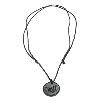 Jade-Anhänger-Halskette, „Iq“ – handgeschnitzte Jade-Kolibri-Anhänger-Halskette aus Guatemala