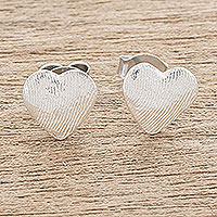 Ohrstecker aus Feinsilber, „Fingerabdruck der Liebe“ – Herzförmige Ohrstecker aus Feinsilber aus Guatemala