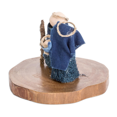 Escultura de natividad de fibra natural, 'Sueño de amor' - Escultura de natividad de fibra natural con detalles en algodón índigo