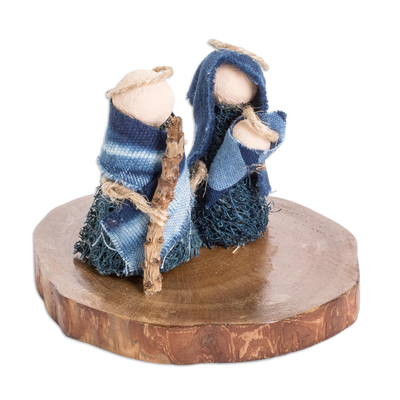 Escultura de natividad de fibra natural, 'Sueño de amor' - Escultura de natividad de fibra natural con detalles en algodón índigo