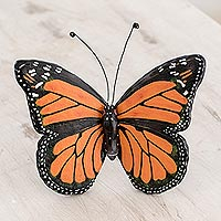 Escultura de cerámica, 'Mariposa Monarca' - Escultura de mariposa monarca de cerámica hecha a mano
