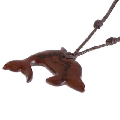 Collar con colgante de madera - Collar con colgante de delfín de madera de Estoraque de Costa Rica