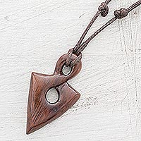 Holz-Anhänger-Halskette, „Estoraque Spear“ – Estoraque-Holz-Speerspitzen-Anhänger-Halskette aus Costa Rica