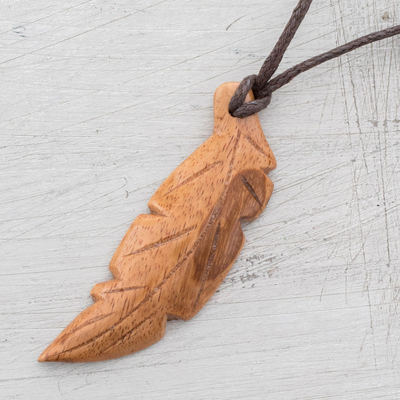 Collar con colgante de madera - Collar con colgante de pluma de madera de Jobillo de Costa Rica
