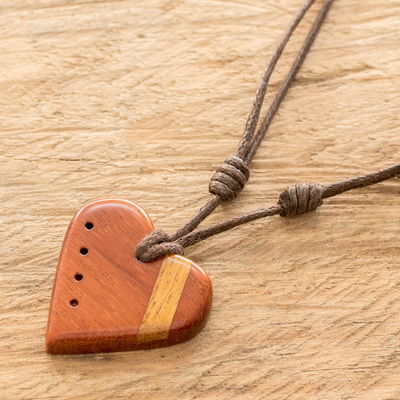 Halskette mit Holzanhänger, 'Estoraque Heart Stripe'. - Estoraque- und Quinaholz-Herzkette aus Costa Rica