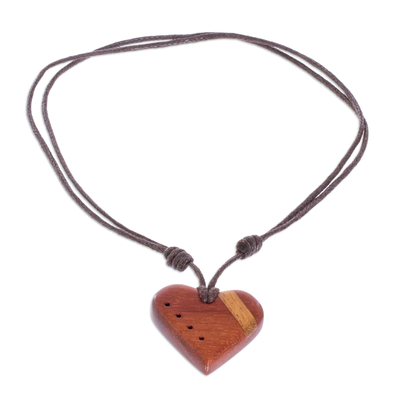 Halskette mit Holzanhänger, 'Estoraque Heart Stripe'. - Estoraque- und Quinaholz-Herzkette aus Costa Rica